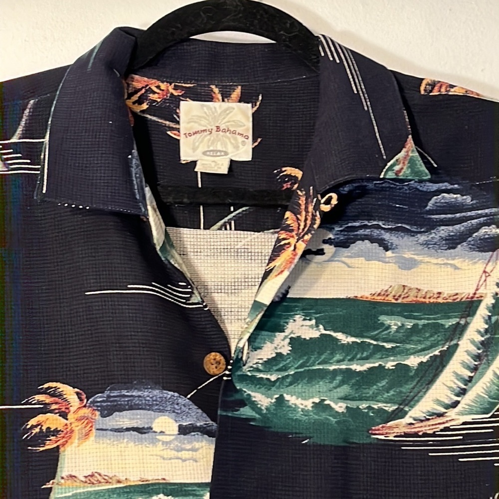 100% silk Tommy Bahama Men’s navy blue shirt Size M EUC - Picture 2 of 4